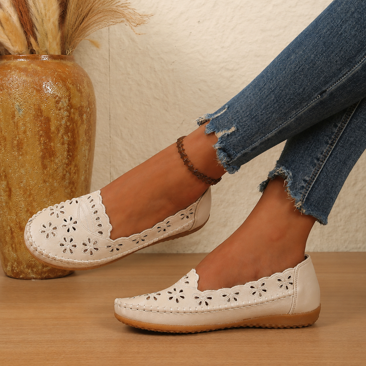 Women’s Vintage Floral Cutout Flats